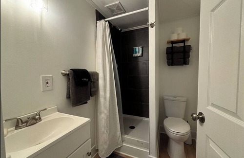 Oakland Cabina | Lakefront home w/Dock & Fire Pit + Pet Friendly