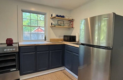 Oakland Cabina | Lakefront home w/Dock & Fire Pit + Pet Friendly