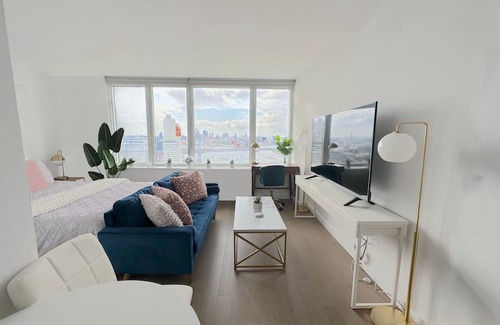 Williamsburg Apartamento | Skyline Manhattan Views - Luxury Queen Suite - Outdoor Pool Williamsburg