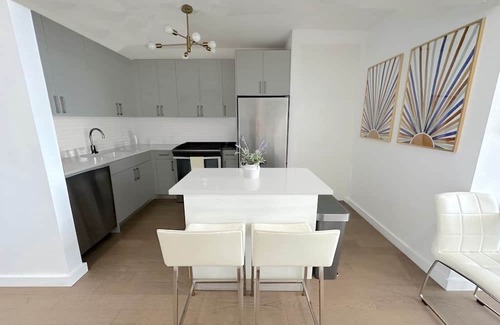 Williamsburg Apartamento | Skyline Manhattan Views - Luxury Queen Suite - Outdoor Pool Williamsburg