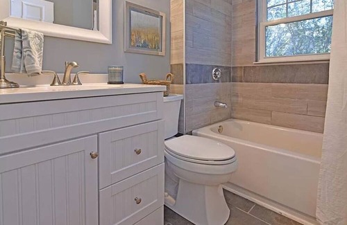 Warwick Casa | Cozy casa in RI. 15 mins from Providence & 5 from airport. Enjoy the summer here