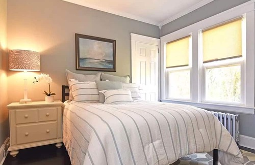 Warwick Casa | Cozy casa in RI. 15 mins from Providence & 5 from airport. Enjoy the summer here