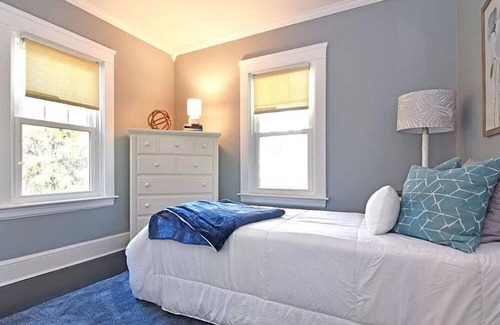 Warwick Casa | Cozy casa in RI. 15 mins from Providence & 5 from airport. Enjoy the summer here