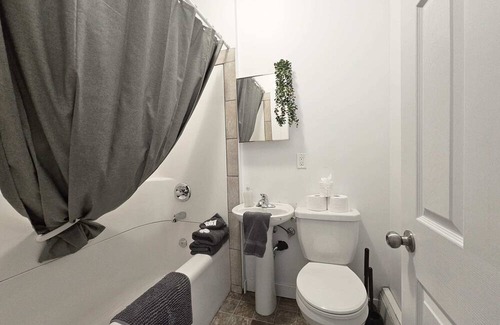Moose Jaw Apartamento | Best Airbnb in MJ Sleeps 2 Parking Coffee