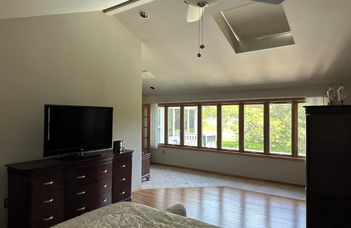 Oak Creek Casa | RNC accommodating & spacious home with pool 15 minutes from downtown Milwaukee.