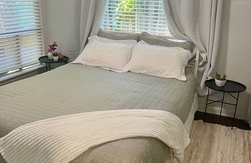 Old Enfield Apartamento | Downtown Bungalow -walking distance to parks, restaurants, and everything !