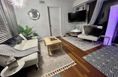 Old Enfield Apartamento | Downtown Bungalow -walking distance to parks, restaurants, and everything !