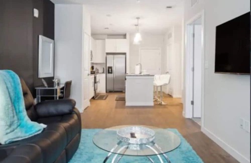 Southbank Apartamento | San Marco Luxe! 1BR w/ Pool & Private Patio - Steps to Shops & Stadium