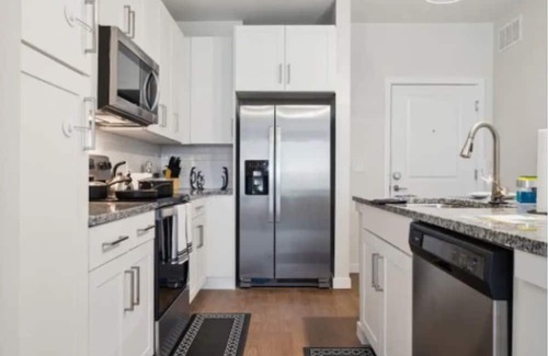Southbank Apartamento | San Marco Luxe! 1BR w/ Pool & Private Patio - Steps to Shops & Stadium