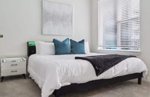 Southbank Apartamento | San Marco Luxe! 1BR w/ Pool & Private Patio - Steps to Shops & Stadium