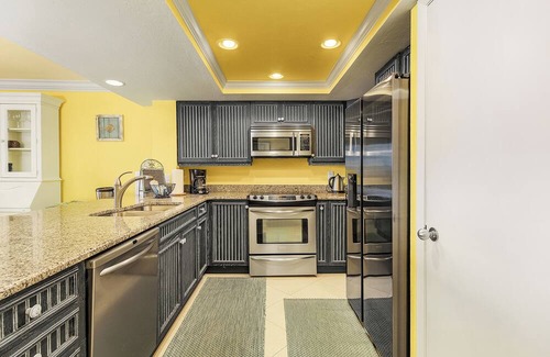 Punta Rassa Condominio | BayView 132: Beach front 1b/1b condo. Amazing Sunsets and Resort Amenities