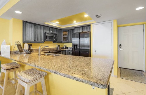 Punta Rassa Condominio | BayView 132: Beach front 1b/1b condo. Amazing Sunsets and Resort Amenities