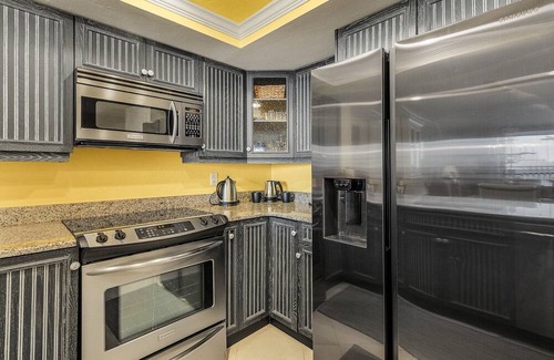 Punta Rassa Condominio | BayView 132: Beach front 1b/1b condo. Amazing Sunsets and Resort Amenities