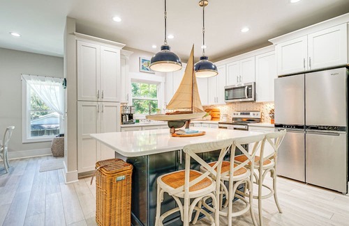 Myrtle Grove Casa | Dog-Friendly Wilmington Retreat ~ 7 Mi to Beach!