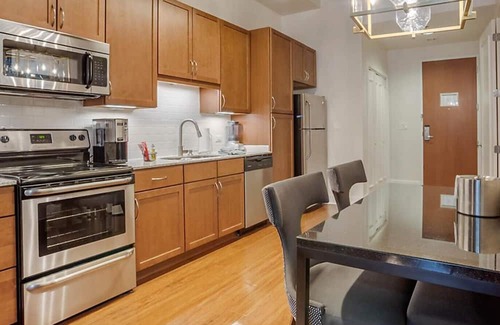 Central Business District Complejo | Enjoy ESSENCE FESTIVAL WEEKEND with rooftop deck, pool and gym amenities!!