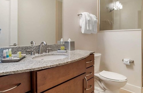 Central Business District Complejo | Enjoy ESSENCE FESTIVAL WEEKEND with rooftop deck, pool and gym amenities!!