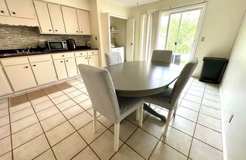 Delaware County Apartamento | Two Bedroom Fully Furnished with Amenities. 1 Car Garage.