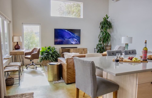 West Oak Hill Cabaña | Luxurious Cottage Nestled in Nature
