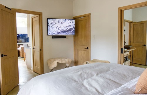 West Oak Hill Cabaña | Luxurious Cottage Nestled in Nature