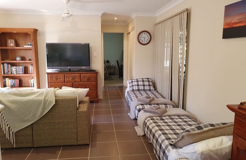Narangba Apartamento | Narnie's Place with Breakfast - Relaxing Guesthouse; Bush, Creek, Walking Tracks