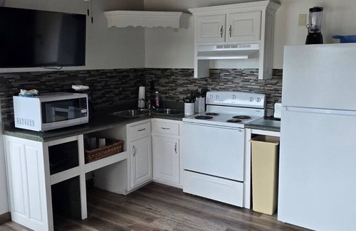 Albany Apartamento | Handicap Accessible 1 Bedroom Suite with a Balcony overlooking Lake Cumberland.
