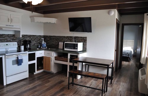 Albany Apartamento | Handicap Accessible 1 Bedroom Suite with a Balcony overlooking Lake Cumberland.