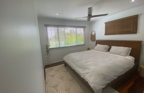 Redcliffe Casa | Chálǐ·hālǐ Abode - Pet friendly, 400m to beach