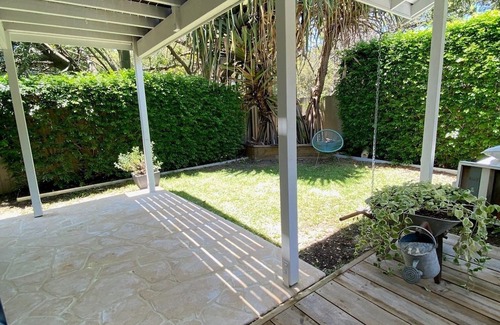 Redcliffe Casa | Chálǐ·hālǐ Abode - Pet friendly, 400m to beach