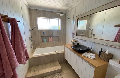 Redcliffe Casa | Chálǐ·hālǐ Abode - Pet friendly, 400m to beach