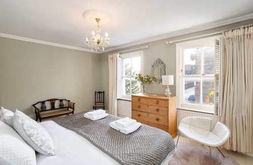 Winchester Casa | 3BR Chic House, central Winchester- Sleeps 7!