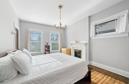 Franklin Park Casa | Urban Elegance Getaway – Historic 4 BDR in Trendy & Walkable Franklin Park!