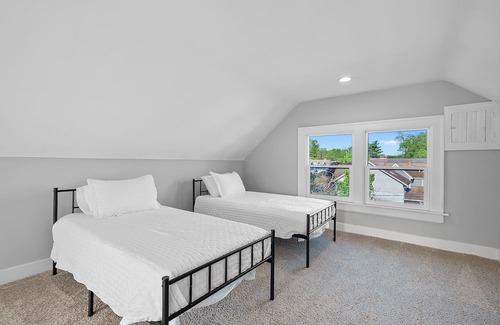 Franklin Park Casa | Urban Elegance Getaway – Historic 4 BDR in Trendy & Walkable Franklin Park!