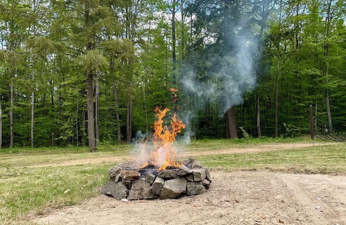 Tupper Lake Alquiler De RV | Camping at its best, private lots located near public beach and restaurants!