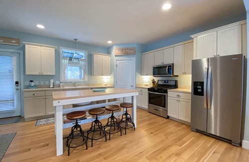 South Haven Casa | Charming house four blocks from Lake MI, with screened porch, yard games, & AC