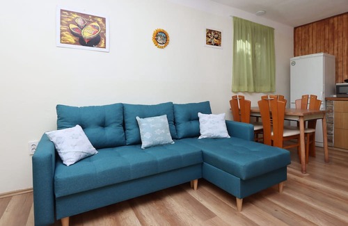 Porozina Apartamento | One bedroom apartment with terrace Porozina, Cres (A-23050-b)