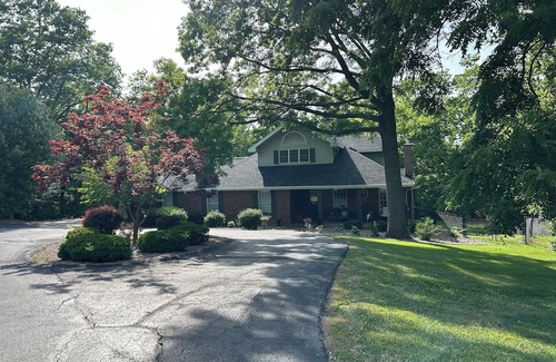 Hannibal Casa | Spacious executive home, close to Historic trails, w/hot tub, pet friendly.