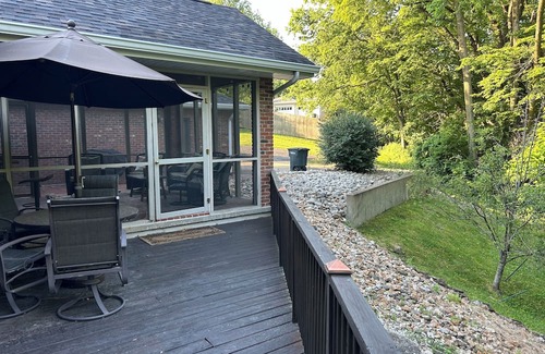 Hannibal Casa | Spacious executive home, close to Historic trails, w/hot tub, pet friendly.