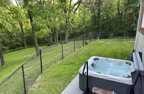 Hannibal Casa | Spacious executive home, close to Historic trails, w/hot tub, pet friendly.