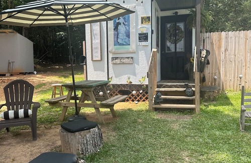 Travelers Rest Apartamento | Tiny slice of of heaven tiny retreat This rustic charm is located on a farm.