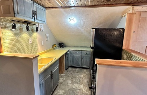 West Bend Casa | 2 Bedroom, 1 bath-Upper