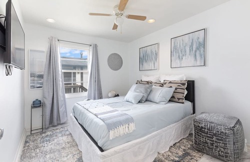 Country Club Hills Casa | Escape to The Hills: Spacious 3-Bed Retreat with Family & Game Rooms - Sleeps 8!