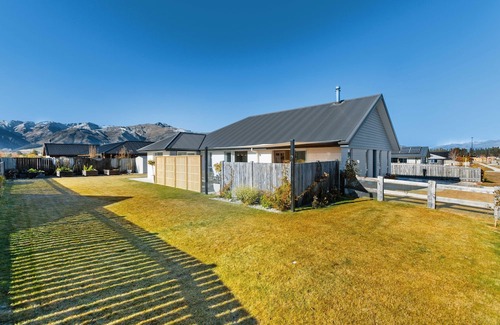 Lake Hawea Casa | Home nestled in Hawea - A four-bedroom Hawea home with mountain views. Enjoy a modern kitchen, spacious living areas, two bathrooms, and a cosy fireplace
