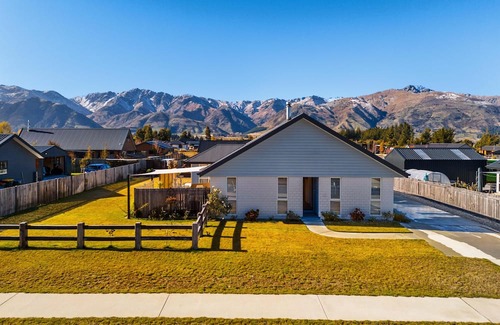 Lake Hawea Casa | Home nestled in Hawea - A four-bedroom Hawea home with mountain views. Enjoy a modern kitchen, spacious living areas, two bathrooms, and a cosy fireplace