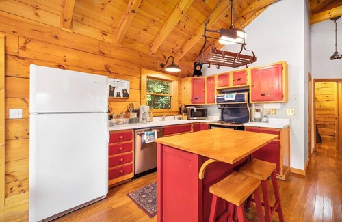 Unicoi County Apartamento | 3BR cabin near Nolichucky River in Erwin Single Family Home