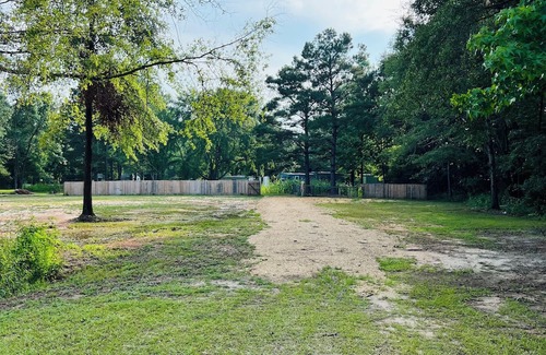 Grady Alquiler De RV | Enjoy the peaceful country scenery and the serenity of being one with nature!