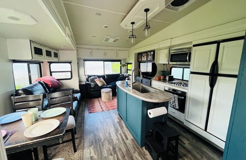 Springfield Casa | 13 mins U of O and Autzen! 16 acre getaway!