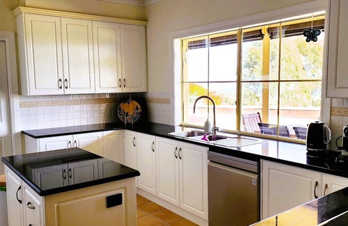 Carrickalinga Casa | Spacious house on hilltop with magnificent views