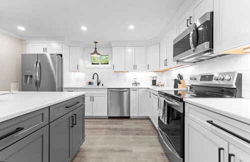 Troutman Casa | Lakeside Surprise by AvantStay | Waterfront + Firepit, Ping Pong, Private Dock
