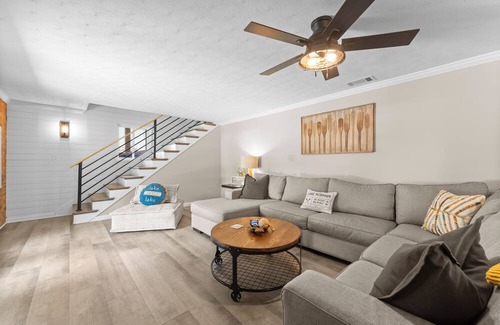 Troutman Casa | Lakeside Surprise by AvantStay | Waterfront + Firepit, Ping Pong, Private Dock