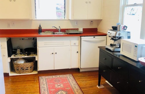 West Point Grey Casa | Charming Home in Kitsilano FREE Parking+Laundry